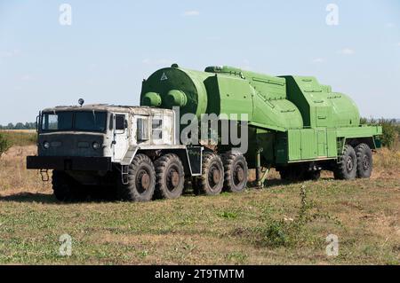 MAZ-537 Militärfahrzeug im Museum für strategische Raketentruppen in der Ukraine Stockfoto