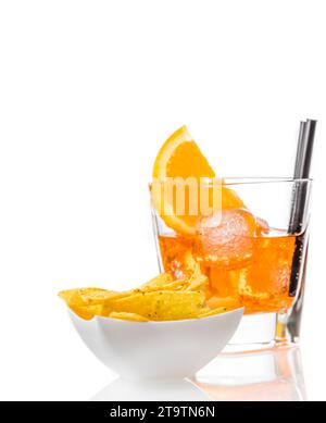 Heiße Tacos-Chips vor einem Glas Spritz-Aperitif-aperol-Cocktail mit Orangenscheiben und Eiswürfeln auf weißem Hintergrund Stockfoto