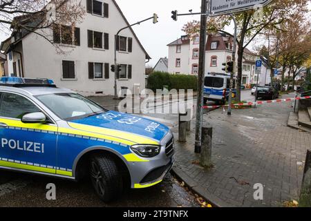 Freiburg, Deutschland. November 2023. Die Einsatzfahrzeuge der Polizei werden auf einer gesperrten Straße geparkt. Nach der Entdeckung einer 105-mm-Flugabwehrgranate aus dem Zweiten Weltkrieg während der Bauarbeiten wurden rund 200 Menschen vorsorglich in Sicherheit gebracht. Aufgrund des Zustands der Munition wurde sie an Ort und Stelle explodiert. Quelle: Philipp von Ditfurth/dpa/Alamy Live News Stockfoto