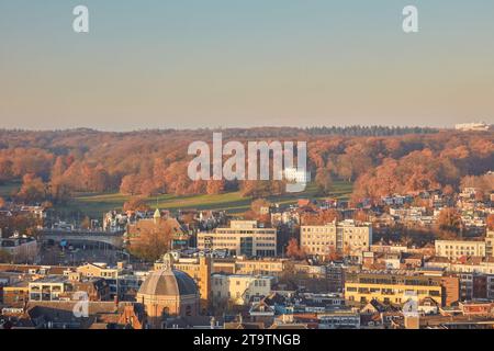 Nachmittagsblick auf das Stadtzentrum vor dem Sonsbeek Park in Arnhem, Niederlande Stockfoto