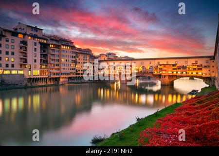 Florenz, Italien. Stadtbild des berühmten Florenz, Italien mit der berühmten Ponte Vecchio (Alte Brücke) bei schönem Herbstuntergang. Stockfoto