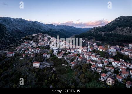 Dimitsana Dorf, Arcadia, Griechenland bei Sonnenuntergang Stockfoto