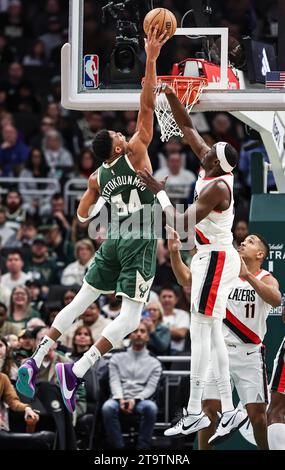 Milwaukee, USA. November 2023. Giannis Antetokounmpo (L) von Milwaukee Bucks dunks während des regulären NBA-Saisonspiels 2023-2024 zwischen den Milwaukee Bucks und den Portland Trail Blazers in Milwaukee, USA, 26. November 2023. Quelle: Joel Lerner/Xinhua/Alamy Live News Stockfoto