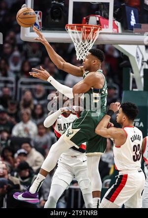 Milwaukee, USA. November 2023. Giannis Antetokounmpo (C) von Milwaukee Bucks übergibt den Ball während des regulären NBA-Saisonspiels 2023-2024 zwischen den Milwaukee Bucks und den Portland Trail Blazers in Milwaukee, USA, am 26. November 2023. Quelle: Joel Lerner/Xinhua/Alamy Live News Stockfoto