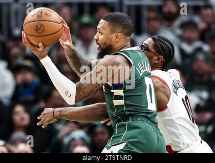 Milwaukee, USA. November 2023. Damian Lillard (L) von Milwaukee Bucks holt sich während des regulären NBA-Saisonspiels 2023-2024 zwischen den Milwaukee Bucks und den Portland Trail Blazers in Milwaukee, USA, am 26. November 2023 einen Rebound. Quelle: Joel Lerner/Xinhua/Alamy Live News Stockfoto