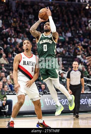 Milwaukee, USA. November 2023. Damian Lillard (Top) von Milwaukee Bucks fährt während des regulären NBA-Saisonspiels 2023-2024 zwischen den Milwaukee Bucks und den Portland Trail Blazers in Milwaukee, USA, am 26. November 2023 in den Korb. Quelle: Joel Lerner/Xinhua/Alamy Live News Stockfoto