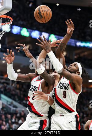 Milwaukee, USA. November 2023. DeAndre Ayton (L) und Jerami Grant von Portland Trail Blazers kämpfen um einen Rebound während des regulären NBA-Saisonspiels 2023-2024 zwischen den Milwaukee Bucks und den Portland Trail Blazers in Milwaukee, USA, am 26. November 2023. Quelle: Joel Lerner/Xinhua/Alamy Live News Stockfoto