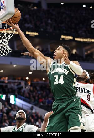 Milwaukee, USA. November 2023. Giannis Antetokounmpo (Front) von Milwaukee Bucks fährt während des regulären NBA-Saisonspiels 2023-2024 zwischen den Milwaukee Bucks und den Portland Trail Blazers in Milwaukee, USA, am 26. November 2023 in den Korb. Quelle: Joel Lerner/Xinhua/Alamy Live News Stockfoto