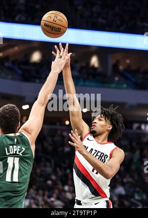 Milwaukee, USA. November 2023. Shaedon Sharpe (R) von Portland Trail Blazers schießt den Ball während des regulären NBA-Saisonspiels 2023-2024 zwischen den Milwaukee Bucks und den Portland Trail Blazers in Milwaukee, USA, am 26. November 2023. Quelle: Joel Lerner/Xinhua/Alamy Live News Stockfoto