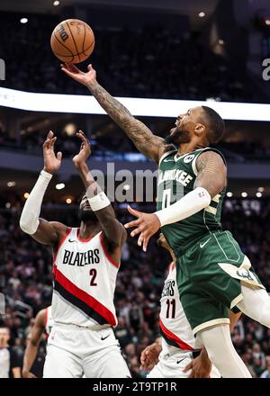 Milwaukee, USA. November 2023. Damian Lillard (R) von Milwaukee Bucks fährt während des regulären NBA-Saisonspiels 2023-2024 zwischen den Milwaukee Bucks und den Portland Trail Blazers in Milwaukee, USA, am 26. November 2023 in den Korb. Quelle: Joel Lerner/Xinhua/Alamy Live News Stockfoto