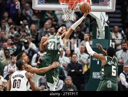 Milwaukee, USA. November 2023. Giannis Antetokounmpo (C) von Milwaukee Bucks holt sich beim regulären NBA-Saisonspiel 2023-2024 zwischen den Milwaukee Bucks und den Portland Trail Blazers in Milwaukee, USA, am 26. November 2023 einen Rebound. Quelle: Joel Lerner/Xinhua/Alamy Live News Stockfoto