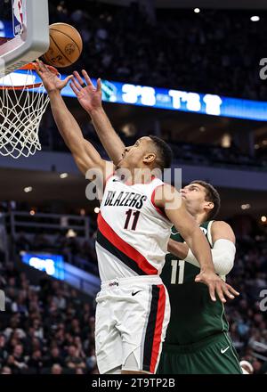 Milwaukee, USA. November 2023. Malcolm Brogdon (Front) von Portland Trail Blazers schießt den Ball während des regulären NBA-Saisonspiels 2023-2024 zwischen den Milwaukee Bucks und den Portland Trail Blazers in Milwaukee, USA, am 26. November 2023. Quelle: Joel Lerner/Xinhua/Alamy Live News Stockfoto