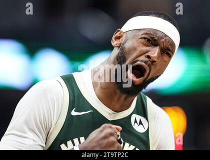 Milwaukee, USA. November 2023. Bobby Portis von Milwaukee Bucks ermutigt seine Teamkollegen während des regulären NBA-Saisonspiels 2023-2024 zwischen den Milwaukee Bucks und den Portland Trail Blazers in Milwaukee, USA, am 26. November 2023. Quelle: Joel Lerner/Xinhua/Alamy Live News Stockfoto