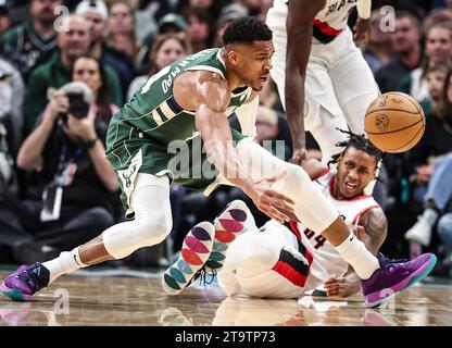 Milwaukee, USA. November 2023. Giannis Antetokounmpo (L) von Milwaukee Bucks spielt beim regulären NBA-Saisonspiel 2023-2024 zwischen den Milwaukee Bucks und den Portland Trail Blazers in Milwaukee, USA, am 26. November 2023. Quelle: Joel Lerner/Xinhua/Alamy Live News Stockfoto