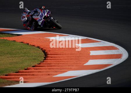 Valencia, Spanien. November 2023. Jorge Martin von Prima Pramac Racing tritt am 26. November 2023 beim Rennen der Valencia MotoGP auf der Rennstrecke Ricardo Tormo in Valencia, Spanien, an. Quelle: Str/Xinhua/Alamy Live News Stockfoto