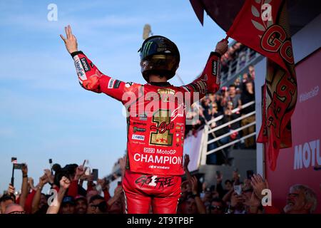 Valencia, Spanien. November 2023. Francesco Bagnaia vom Ducati Lenovo Team feiert nach dem Rennen der Valencia MotoGP auf der Rennstrecke Ricardo Tormo, Valencia, Spanien, 26. November 2023. Quelle: Str/Xinhua/Alamy Live News Stockfoto