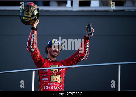 Valencia, Spanien. November 2023. Francesco Bagnaia vom Ducati Lenovo Team feiert nach dem Rennen der Valencia MotoGP auf der Rennstrecke Ricardo Tormo, Valencia, Spanien, 26. November 2023. Quelle: Str/Xinhua/Alamy Live News Stockfoto