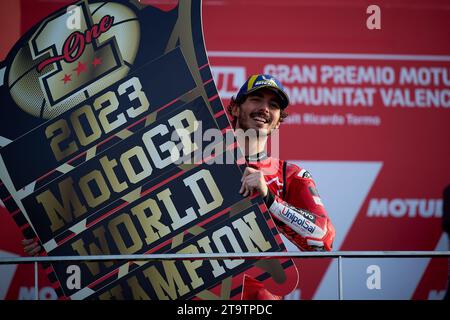 Valencia, Spanien. November 2023. Francesco Bagnaia vom Ducati Lenovo Team feiert nach dem Rennen der Valencia MotoGP auf der Rennstrecke Ricardo Tormo, Valencia, Spanien, 26. November 2023. Quelle: Str/Xinhua/Alamy Live News Stockfoto