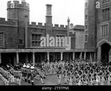 Wachwechsel in St. James' Palace, London in THE SCARLET PIMPERNEL 1934 Regisseur HAROLD JUNGER Roman Baroness Emmuska Orczy Regisseurin der Kostüme John Armstrong Produzent Alexander Korda London Film Productions / United Artists Stockfoto