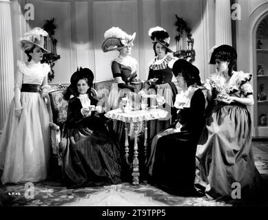 ANNIE ESMOND als Lady W. (Holding Plate) mit Ladies at Tea in THE SCARLET PIMPERNEL 1934 Regisseur HAROLD JUNGER Roman Baroness Emmuska Orczy Leiterin der Kostüme John Armstrong Produzent Alexander Korda London Film Productions / United Artists Stockfoto