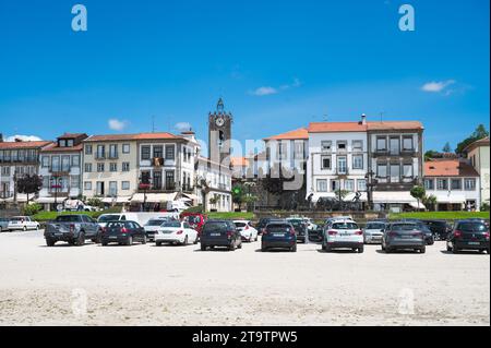 Ponte de Lima, Portugal - 29. Juni 2023: Menschen, die im Stadtzentrum von Ponte de Lima, Nordportugal, Blick auf die Geschäfte, Cafés, selektiver Fokus Stockfoto
