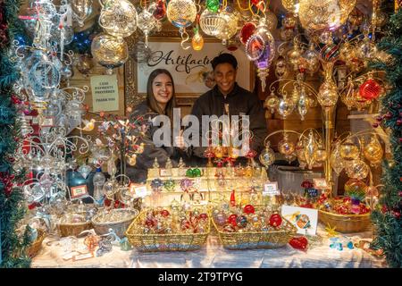 Winchester Christmas Market November bis Dezember 2023, Hampshire, England, Großbritannien, eine jährliche Festveranstaltung neben der Winchester Cathedral Stockfoto