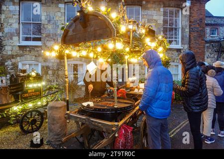 Winchester Christmas Market November bis Dezember 2023, Hampshire, England, Großbritannien, eine jährliche Festveranstaltung neben der Winchester Cathedral Stockfoto