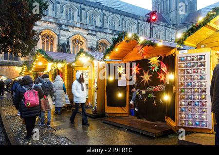 Winchester Christmas Market November bis Dezember 2023, Hampshire, England, Großbritannien, eine jährliche Festveranstaltung neben der Winchester Cathedral Stockfoto