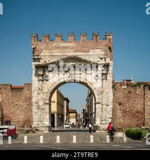 Rimini, Italien. Bogen von Augustus, triumphale alte Architektur des römischen Reiches, 27 BC. Stockfoto