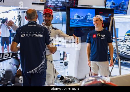 Yas Marina Circuit, Abu Dhabi, Vereinigte Arabische Emirate, 26.November 2023; Daniel Ricciardo aus Australien und Scuderia Alpha Tauri und Liam LAWSON während des Formel-1-Grand Prix von Abu Dhabi (Foto: Jay HIRANO/ATP Images) (HIRANO Jay/ATP/SPP) Credit: SPP Sport Press Photo. /Alamy Live News Stockfoto