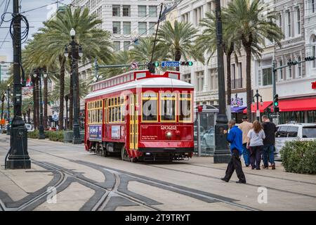 Straßenbahn auf der Canal Street in der Bourbon Street im Zentrum von New Orleans, Louisiana Stockfoto