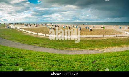 Panoramablick auf den Strand von Harlesiel am Niedersächsischen Wattenmeer unter bewölktem Himmel im Herbst 2022. Stockfoto