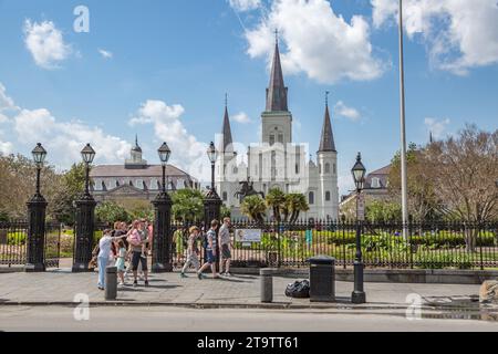 Touristen auf der Decatur Street vor dem Jackson Square im French Quarter von New Orleans, LA Stockfoto