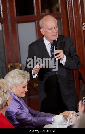 Angela Rippon und Gyles Brandreth bei den Oldie of the Year Awards 2023, 23.11.23; Stockfoto