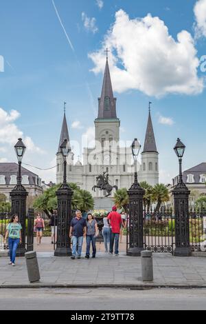 Touristen auf der Decatur Street vor dem Jackson Square im French Quarter von New Orleans, LA Stockfoto