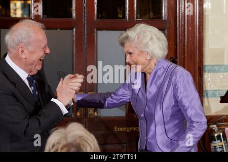 Angela Rippon und Gyles Brandreth bei den Oldie of the Year Awards 2023, 23.11.23; Stockfoto