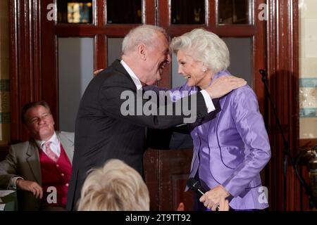 Angela Rippon und Gyles Brandreth bei den Oldie of the Year Awards 2023, 23.11.23; Stockfoto