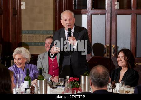 Gyles Brandreth mit Angela Rippon und Dame Arlene Philips bei der Oldie des Jahres 2023, 23.11.2011 Stockfoto