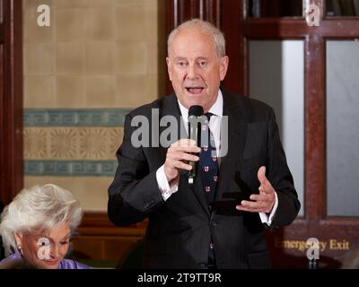 Gyles Brandreth mit Angela Rippon beim Oldie des Jahres 2023, 23.11.23 Stockfoto