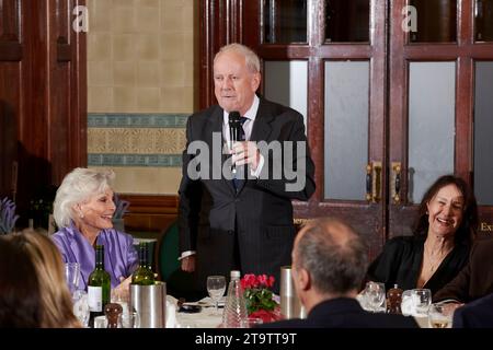 Gyles Brandreth mit Angela Rippon und Dame Arlene Philips bei der Oldie des Jahres 2023, 23.11.2011 Stockfoto