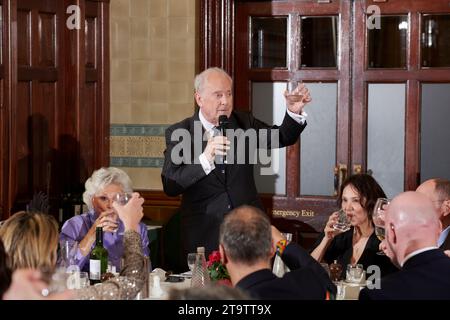 Gyles Brandreth mit Angela Rippon und Dame Arlene Philips bei der Oldie des Jahres 2023, 23.11.2011 Stockfoto