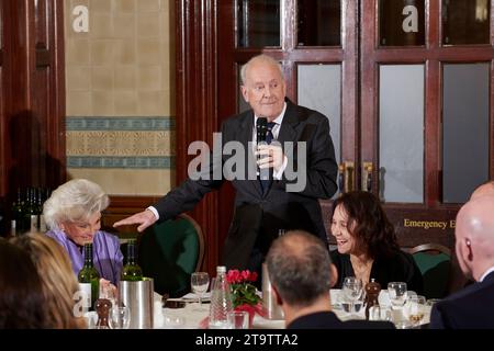 Gyles Brandreth mit Angela Rippon und Dame Arlene Philips bei der Oldie des Jahres 2023, 23.11.2011 Stockfoto