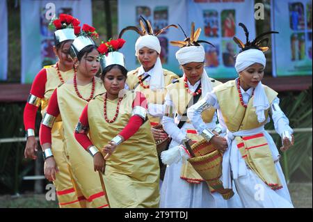 Sylhet, Bangladesch. November 2023. Die Khasi-Stämme schmücken mit ihrer traditionellen Kleidung anlässlich der Feier des Khasi Seng Kut Snem 2023, der vom Khasi-Sozialrat organisiert wurde. Khasi Seng Kutsnem, ein traditionelles Jahresendfest der Khasi-Gemeinde der Großsylhet-Division, fand im Magurchhara Khasia Punji Field in Kamalganj statt. Am 23. November 2023 Sylhet, Bangladesch (Foto: MD Rafayat Haque Khan/Eyepix Group/SIPA USA) Credit: SIPA USA/Alamy Live News Stockfoto