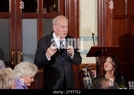 Gyles Brandreth mit Angela Rippon und Dame Arlene Philips bei der Oldie des Jahres 2023, 23.11.2011 Stockfoto