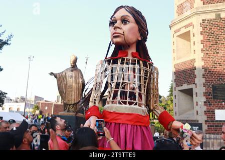 Mexiko-Stadt, Mexiko. November 2023. 20. November 2023 in Mexiko-Stadt, Mexiko. Die monumentale Marionette Little Amal besucht während ihres Besuchs in Mexiko-Stadt die Basilika Guadalupe, wo für sie eine Messe gefeiert wurde. Am 20. November 2023. In Mexiko-Stadt. (Foto: Carlos Santiago/Eyepix Group/SIPA USA) Credit: SIPA USA/Alamy Live News Stockfoto