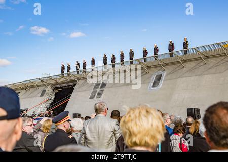 Marineoffiziere säumen das Deck des Kriegsschiffs der USS Jacskson LCS-6 Independence-Klasse während der Zeremonie in Gulfport, Mississippi Stockfoto