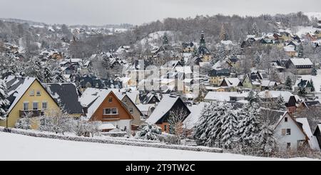 27. November 2023, Sachsen, Seiffen: Schnee bedeckt die Dächer des Spielzeugdorfes Seiffen. Pünktlich zum ersten Advent bedeckt eine üppige Schneedecke das Erzgebirge und schafft die richtige Atmosphäre. Seiffen ist mit seinen zahlreichen Handwerkern einer der touristischen Hotspots in der Vorweihnachtszeit. Foto: Hendrik Schmidt/dpa Stockfoto