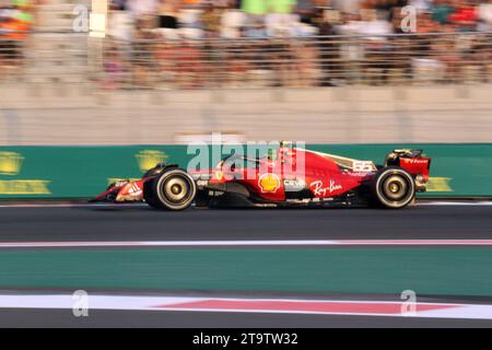 ABU DHABI, VEREINIGTE ARABISCHE Emirate - 26. NOVEMBER: Carlos SAINZ Jr. aus Spanien fährt den FERRARI während des Formel 1 Grand Prix von Abu Dhabi auf dem Yas Marina Circuit am 26. November 2023 in Abu Dhabi, Vereinigte Arabische Emirate. (Foto von Stefan KLINGBERG / ATP Images ) (KLINGBERG Stefan / ATP / SPP) Stockfoto