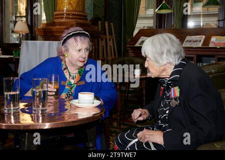 Mary Kenny und Patricia Owtram im Oldie des Jahres 2023, 23-11-23 Stockfoto