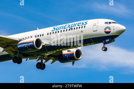 Sun Express eine Boeing 737-8HC von SunExpress befindet sich im Landeanflug auf den Flughafen Zürich. Registrierung TC-SNN. Zürich, Schweiz, 12.05.2023 *** Sun Express Eine Boeing 737 8HC von SunExpress nähert sich Zürich Airport Registration TC SNN Zürich, Schweiz, 12 05 2023 Credit: Imago/Alamy Live News Stockfoto